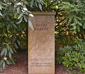 Inschrift "Wir müssen wissen - wir werden wissen" auf dem Grab von David Hilbert